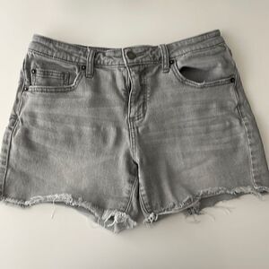 Universal Thread Cutoff Shorts.  Size 4.  Size 27(R).  Zipper fly.